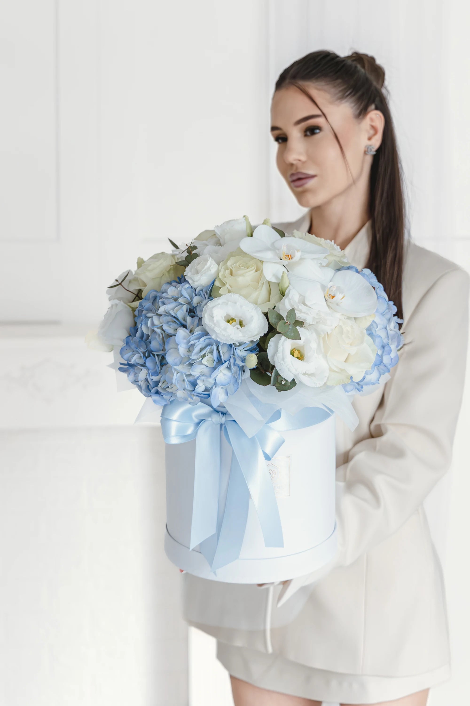 Кутия с бели рози Cristalle Box от GEBOV Flowers, снимка 1