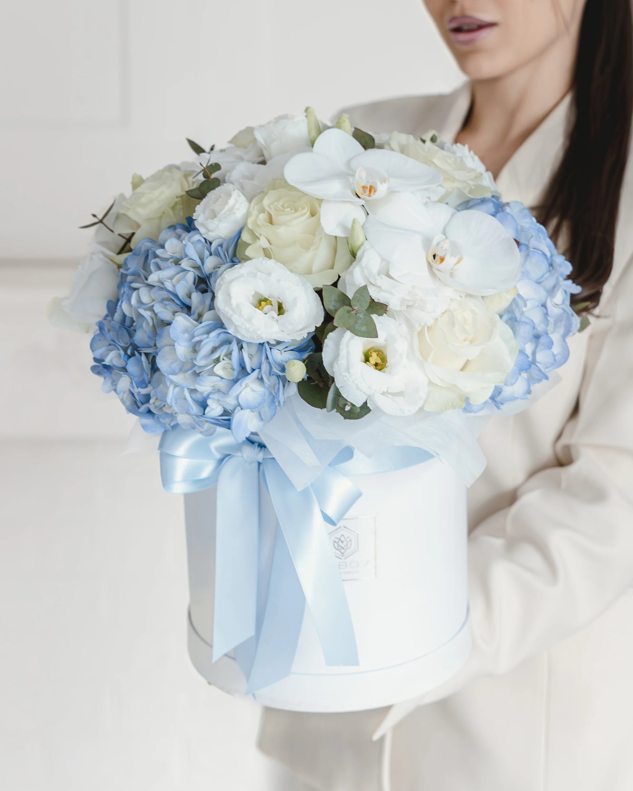 Кутия с бели рози Cristalle Box от GEBOV Flowers, снимка 2