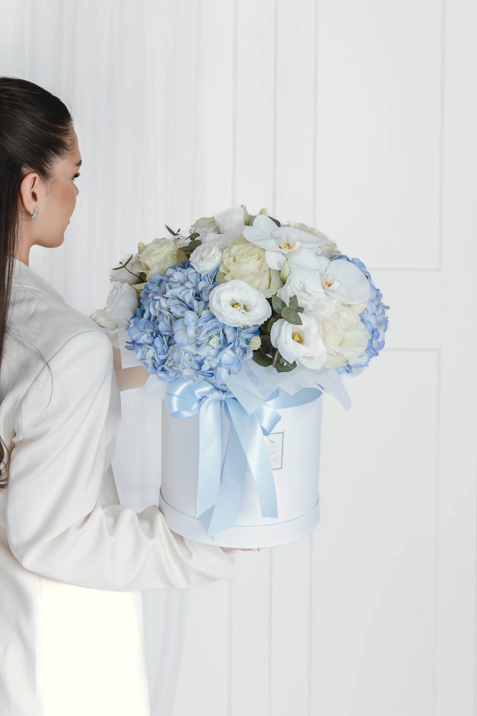 Кутия с бели рози Cristalle Box от GEBOV Flowers, снимка 3