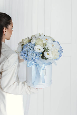 Кутия с бели рози Cristalle Box от GEBOV Flowers, снимка 3
