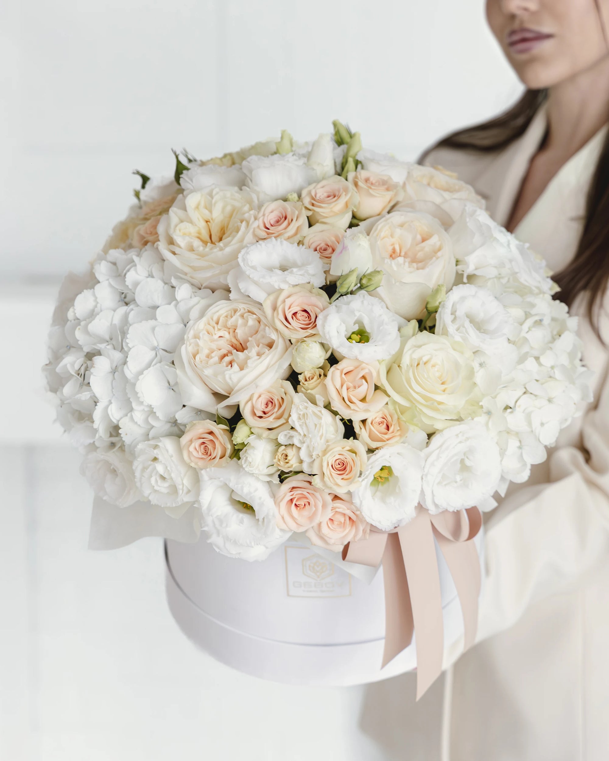 Кутия с бели рози Célest Luxe Box от GEBOV Flowers, снимка 1