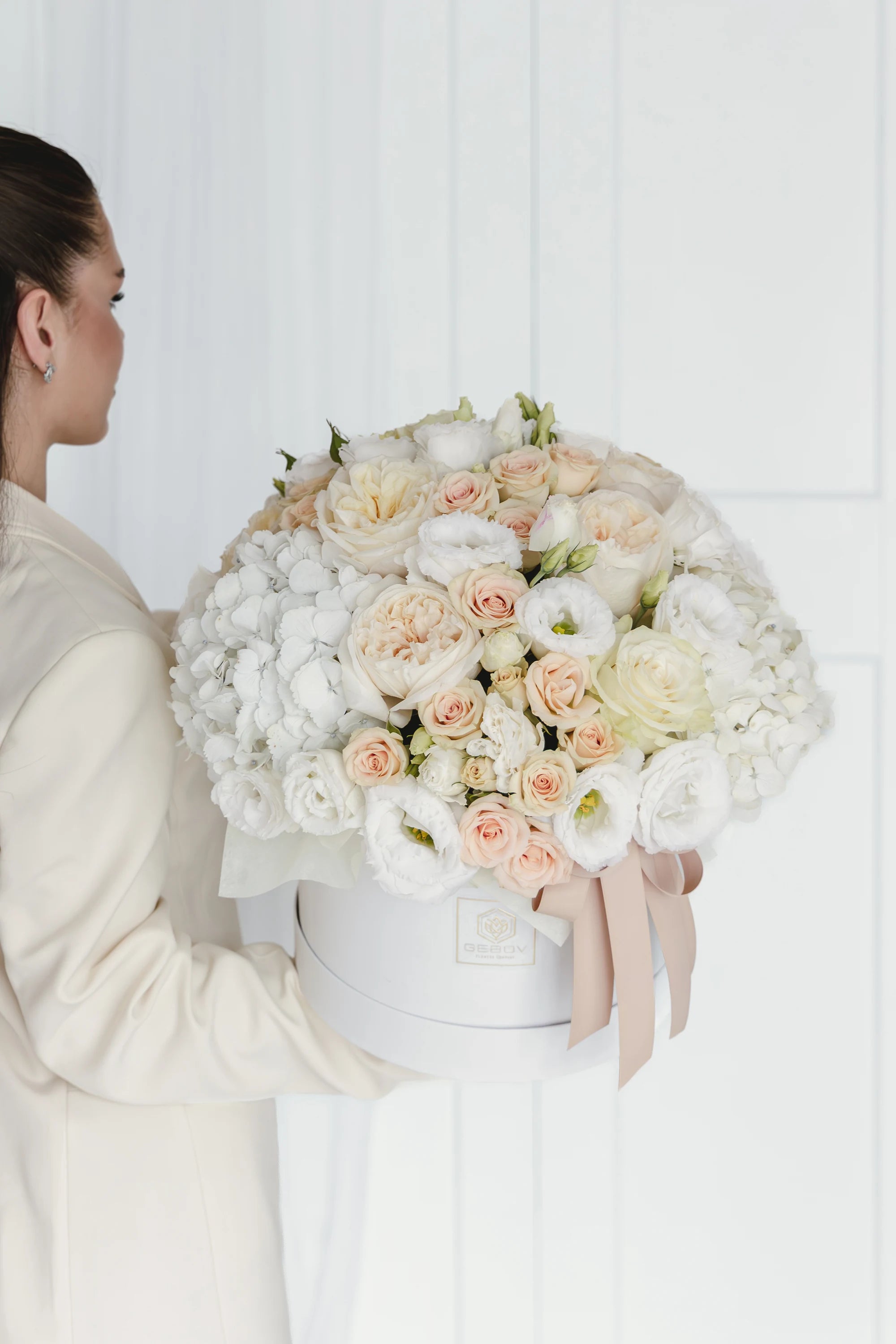 Кутия с бели рози Célest Luxe Box от GEBOV Flowers, снимка 2