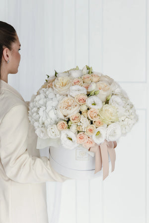 Кутия с бели рози Célest Luxe Box от GEBOV Flowers, снимка 2