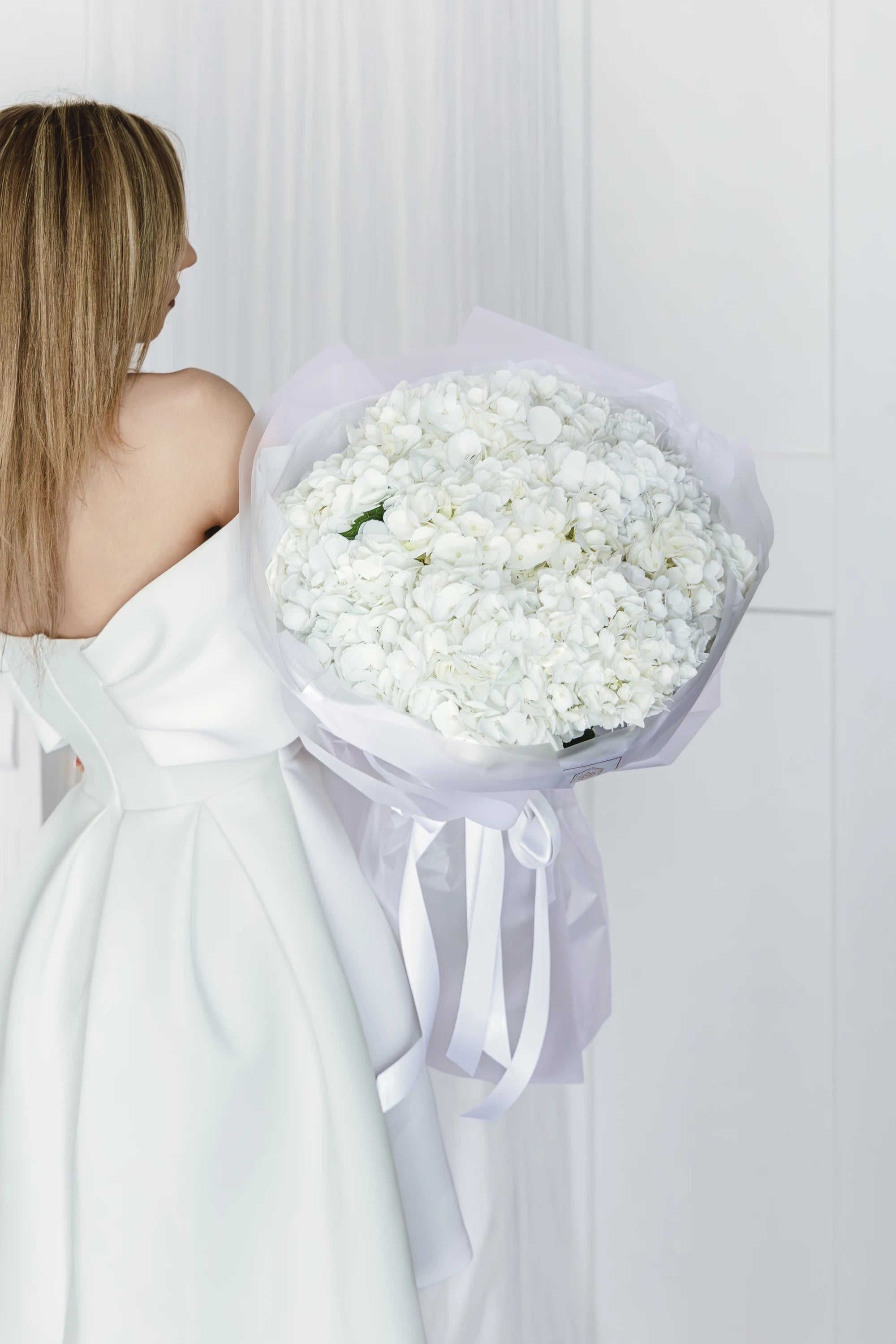 Букет с бели хортензии Aurore Blanc от GEBOV Flowers, снимка 1