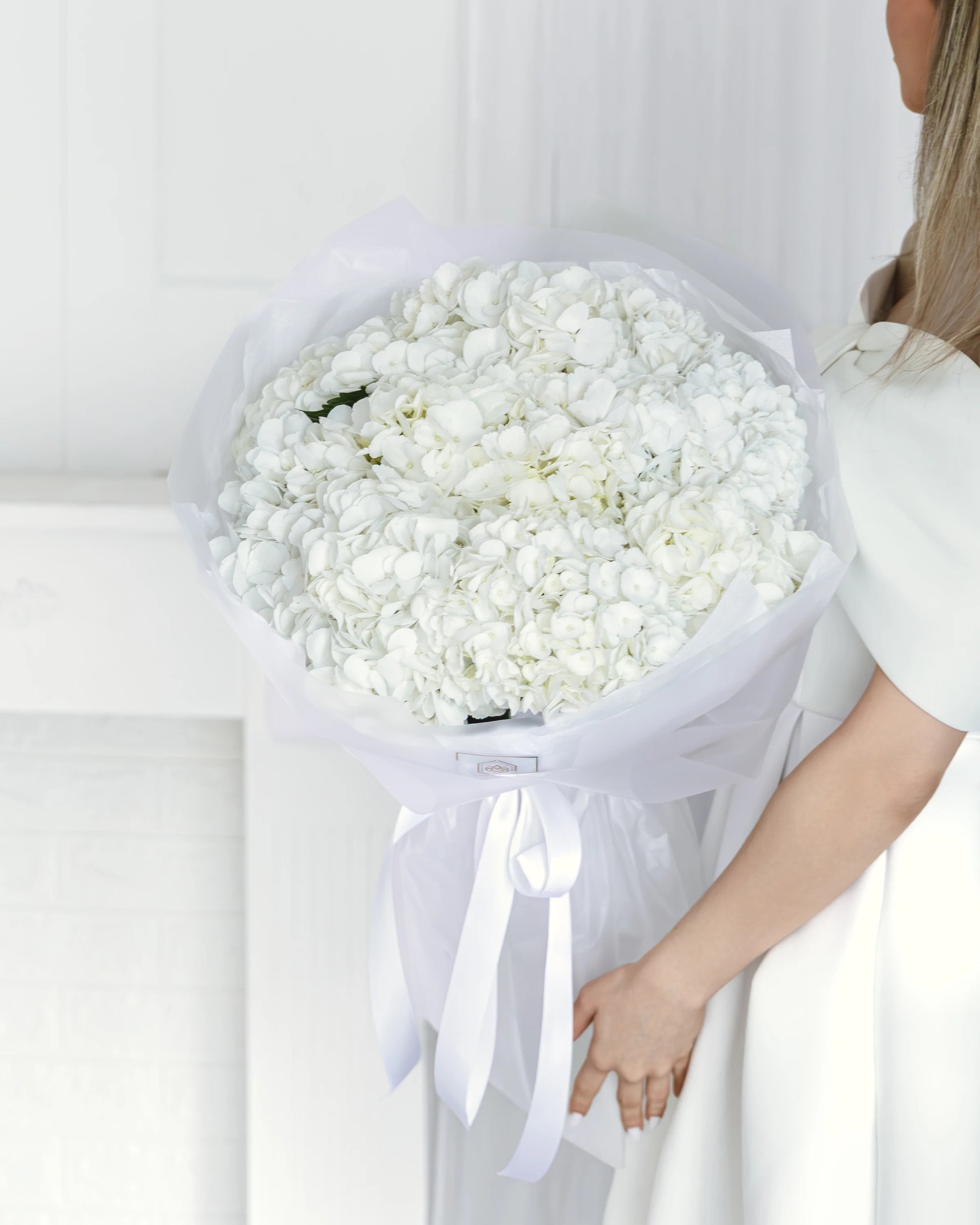 Букет с бели хортензии Aurore Blanc от GEBOV Flowers, снимка 2