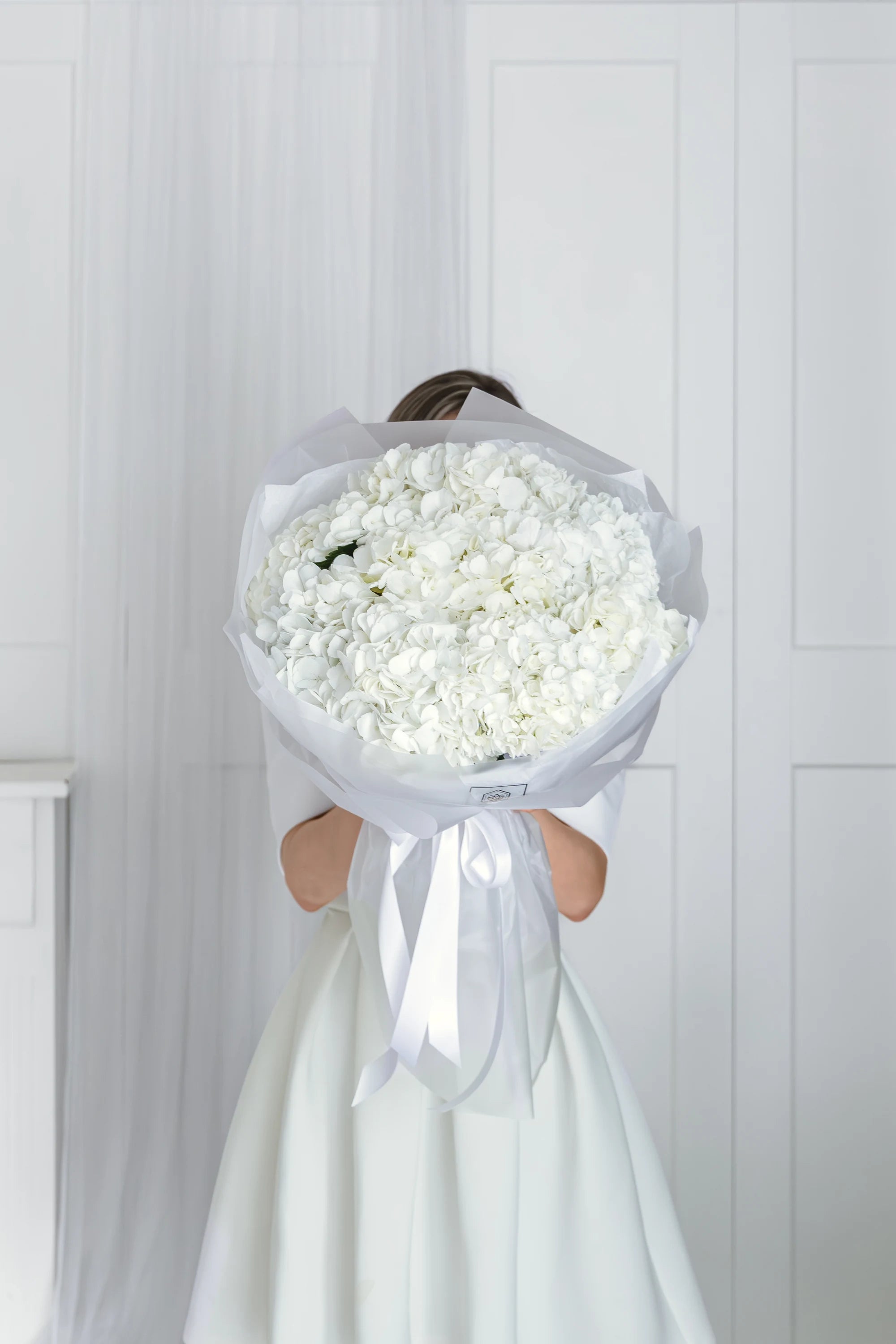 Букет с бели хортензии Aurore Blanc от GEBOV Flowers, снимка 3