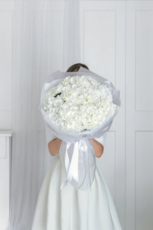 Букет с бели хортензии Aurore Blanc от GEBOV Flowers, снимка 3
