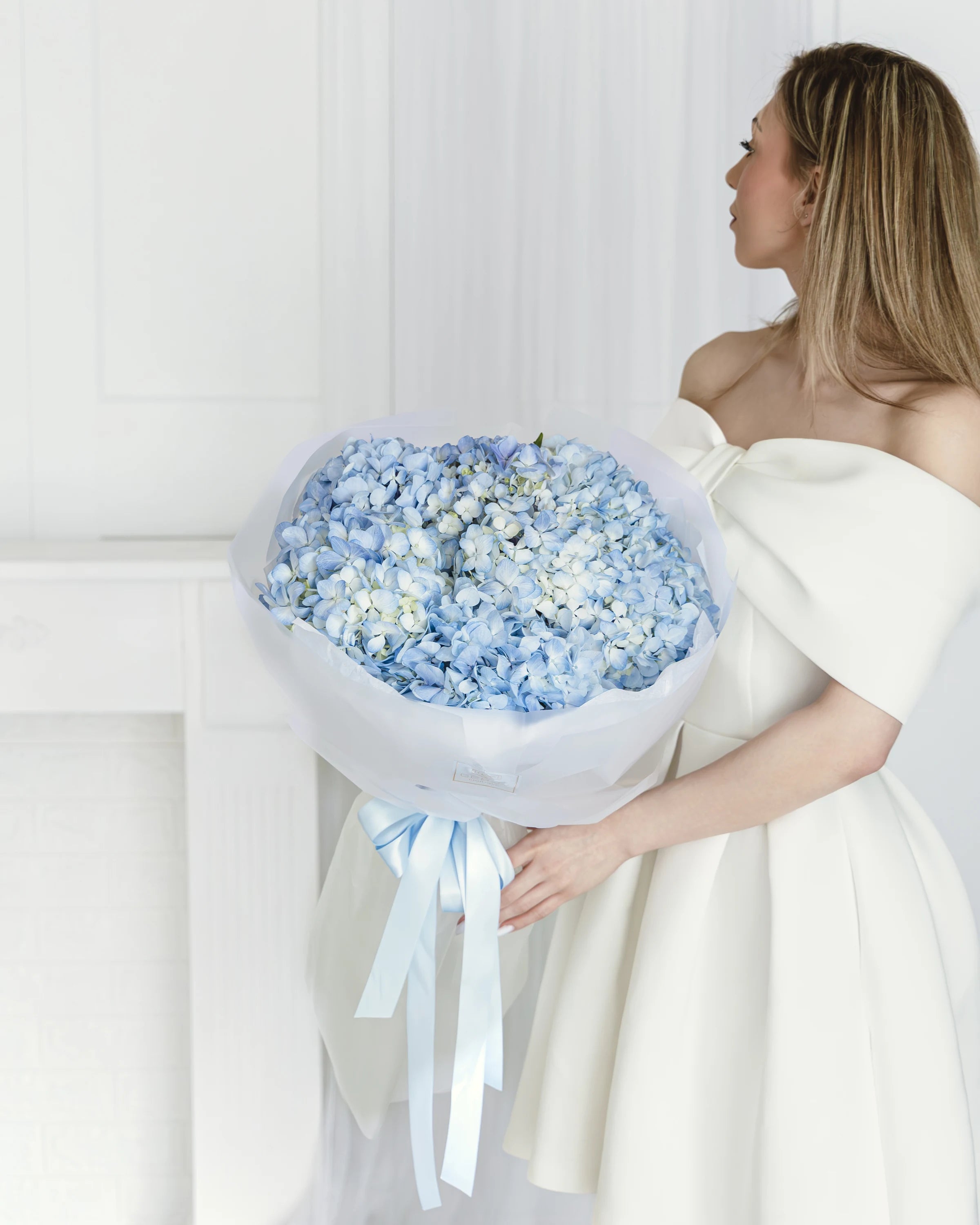 Букет със светлосини хортензии Bellune от GEBOV Flowers, снимка 1