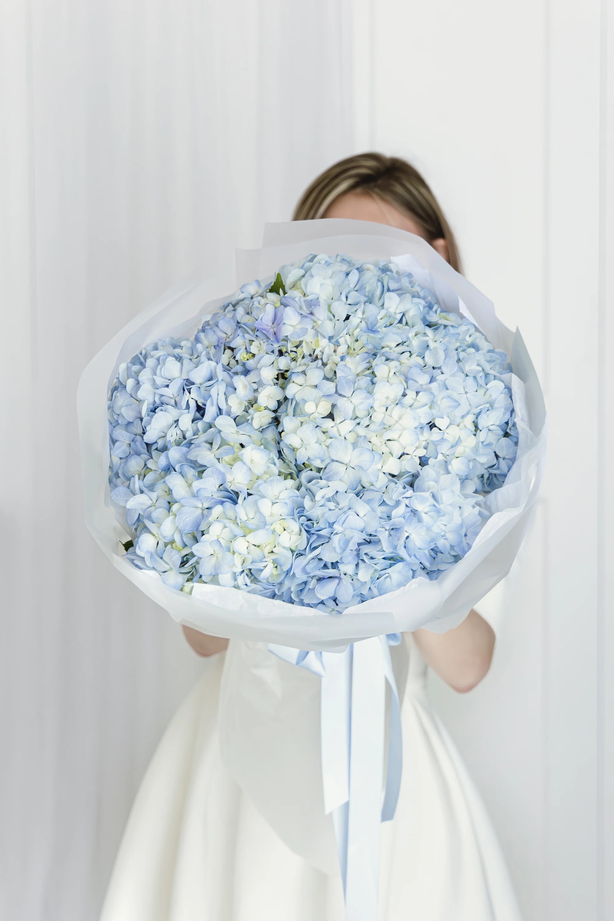 Букет със светлосини хортензии Bellune от GEBOV Flowers, снимка 2
