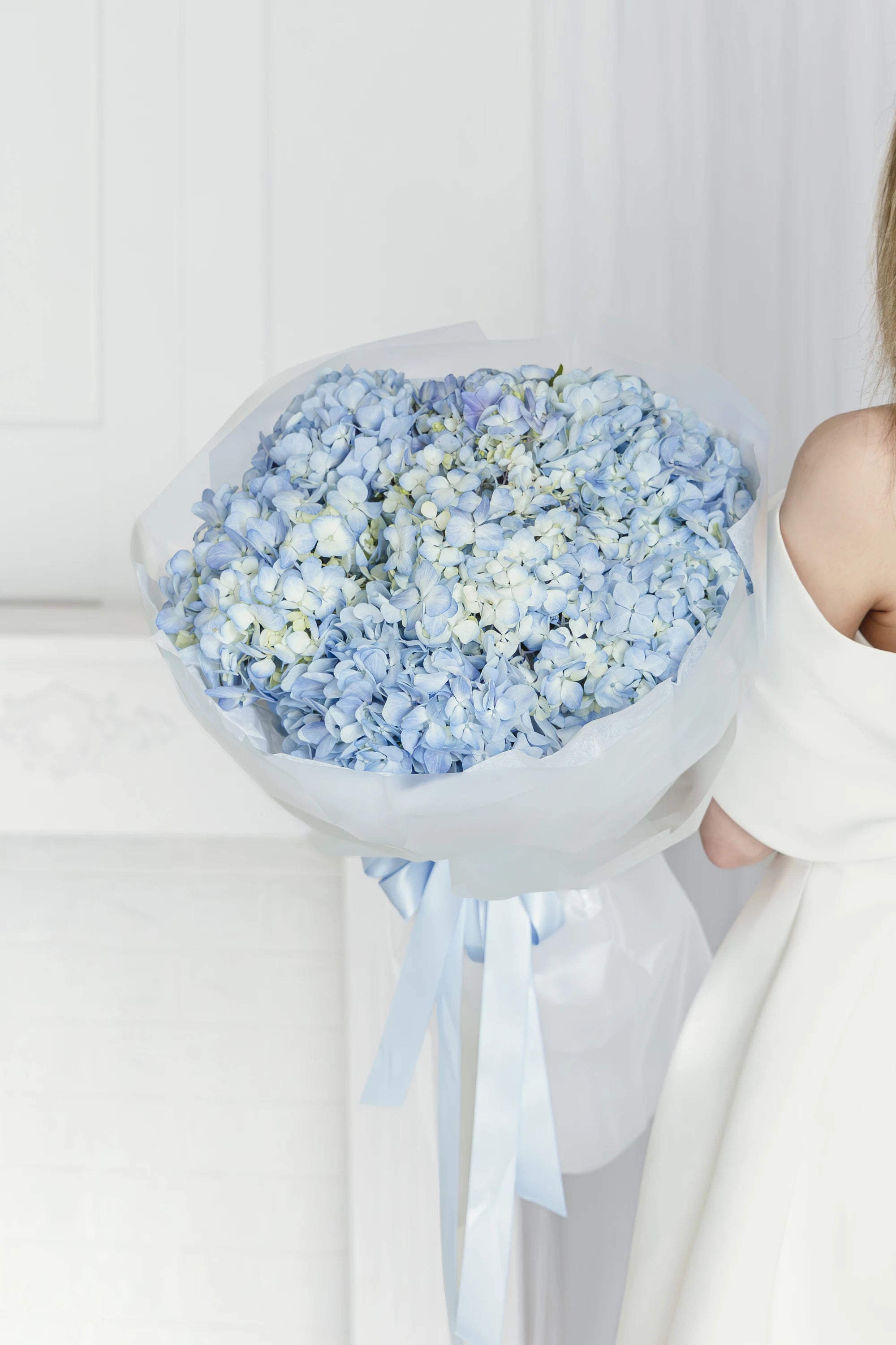 Букет със светлосини хортензии Bellune от GEBOV Flowers, снимка 3