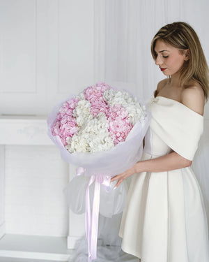 Букет с бели и розови хортензии Alume от GEBOV Flowers, снимка 1
