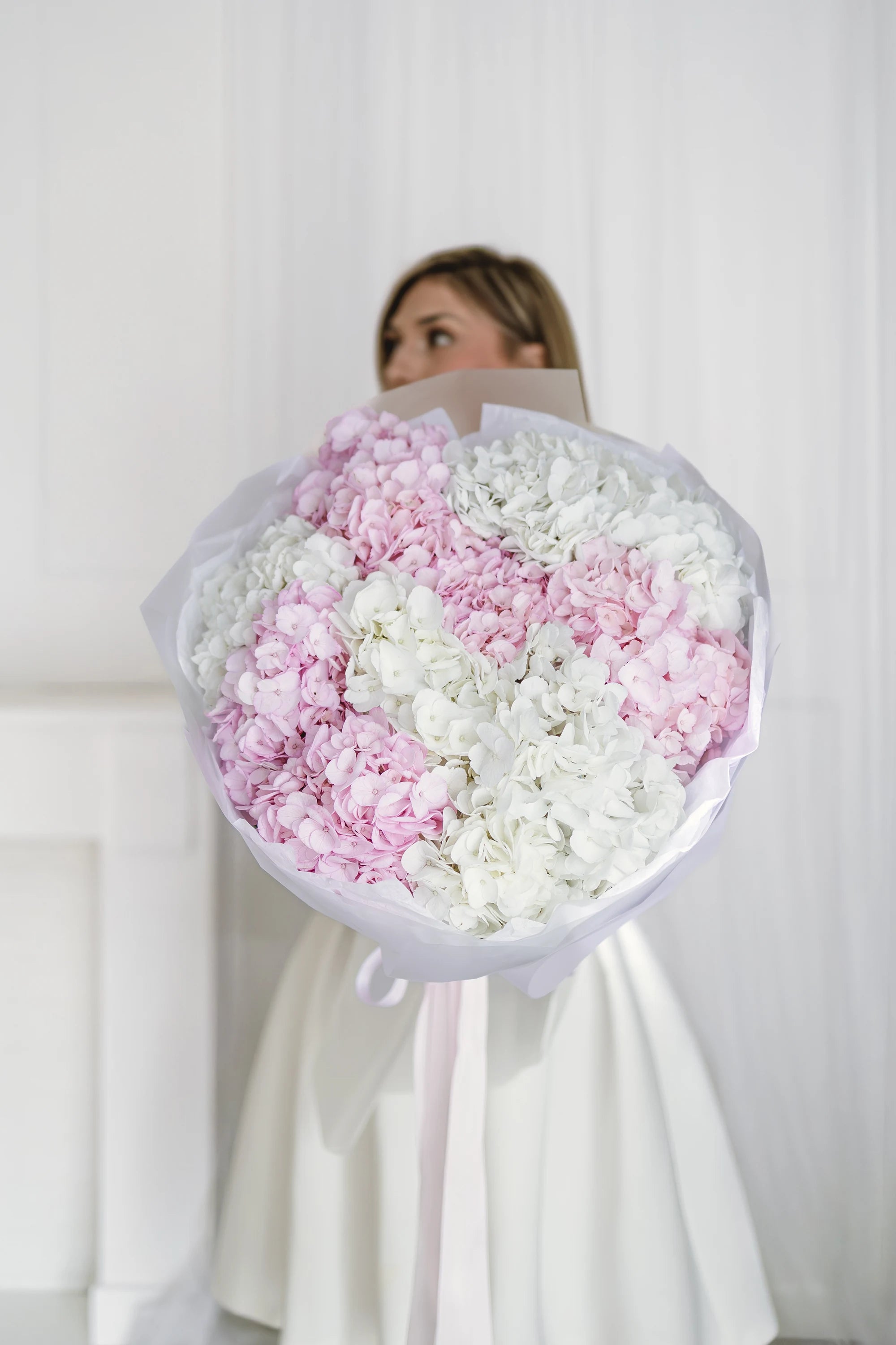 Букет с бели и розови хортензии Alume от GEBOV Flowers, снимка 2