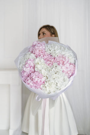 Букет с бели и розови хортензии Alume от GEBOV Flowers, снимка 2