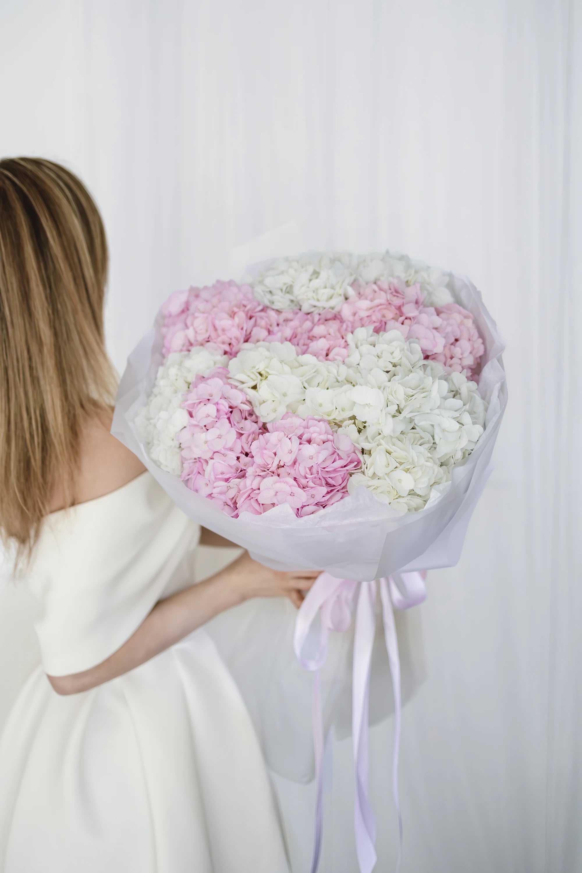 Букет с бели и розови хортензии Alume от GEBOV Flowers, снимка 3