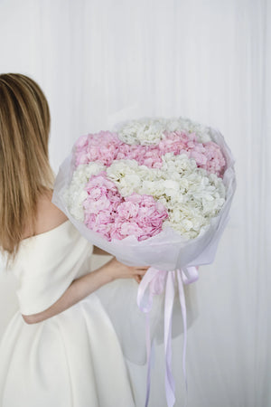 Букет с бели и розови хортензии Alume от GEBOV Flowers, снимка 3