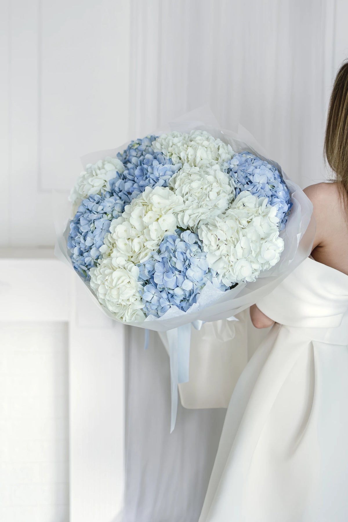 Букет с бели и светлосини хортензии Aven Blanc от GEBOV Flowers, снимка 1