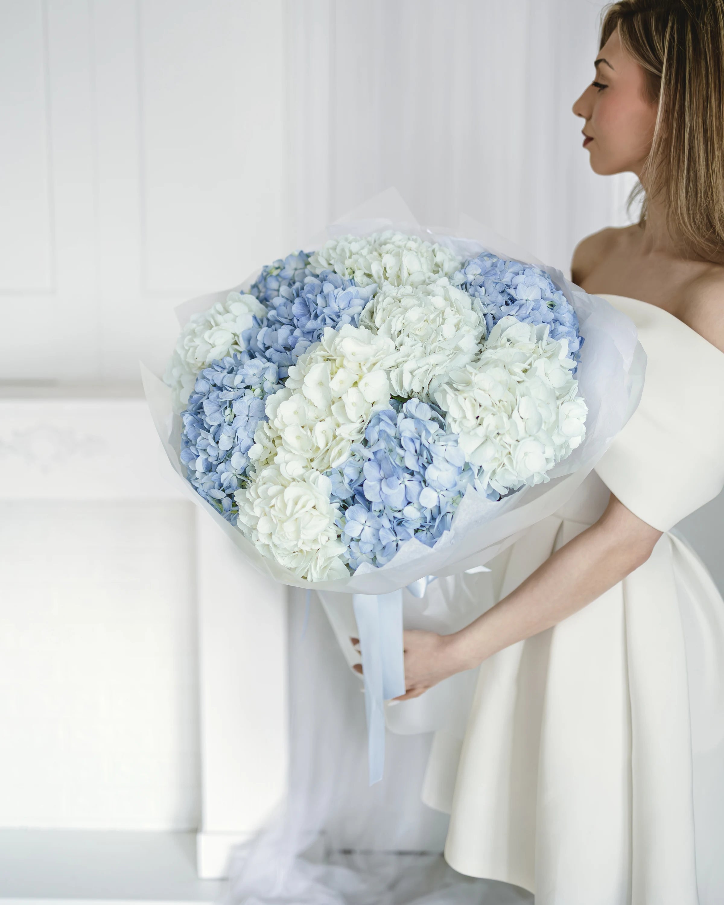 Букет с бели и светлосини хортензии Aven Blanc от GEBOV Flowers, снимка 2