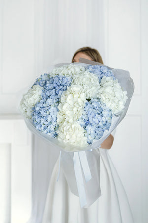 Букет с бели и светлосини хортензии Aven Blanc от GEBOV Flowers, снимка 3