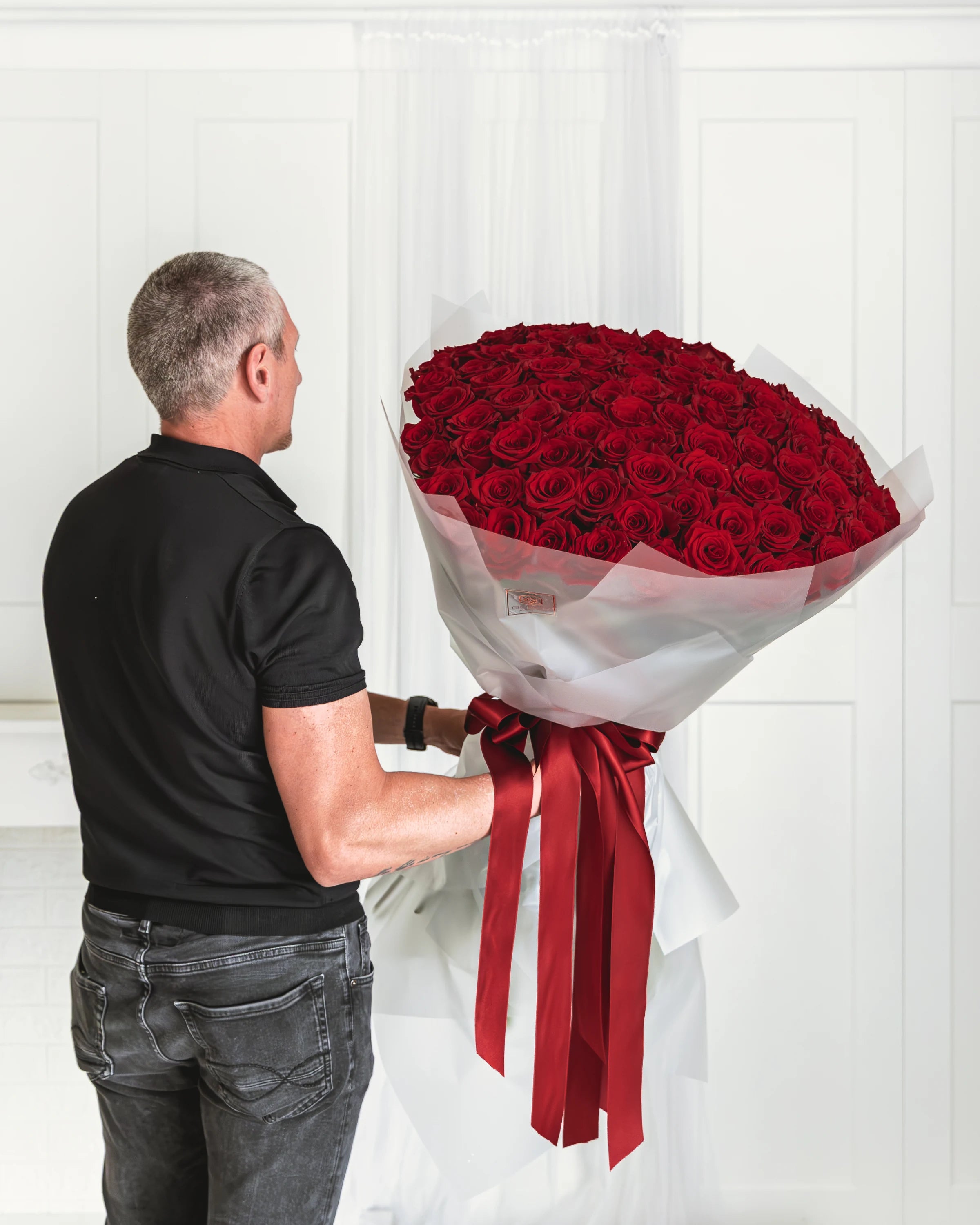 Букет от 101 червени рози Explorer Deluxe от GEBOV Flowers, снимка 3