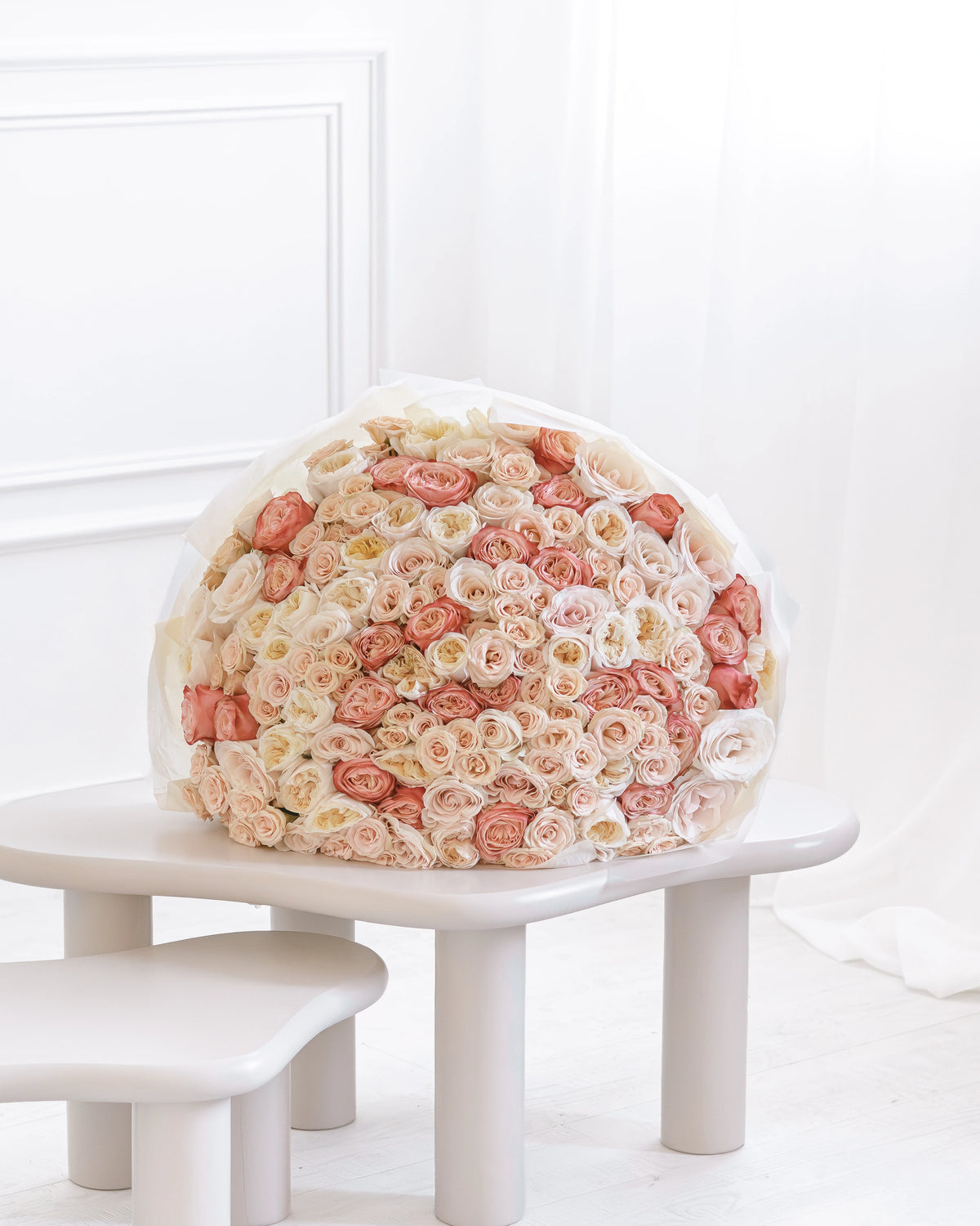 Букет от 101–501 рози Coral Reef Deluxe No. 485 от GEBOV Flowers — снимка 2