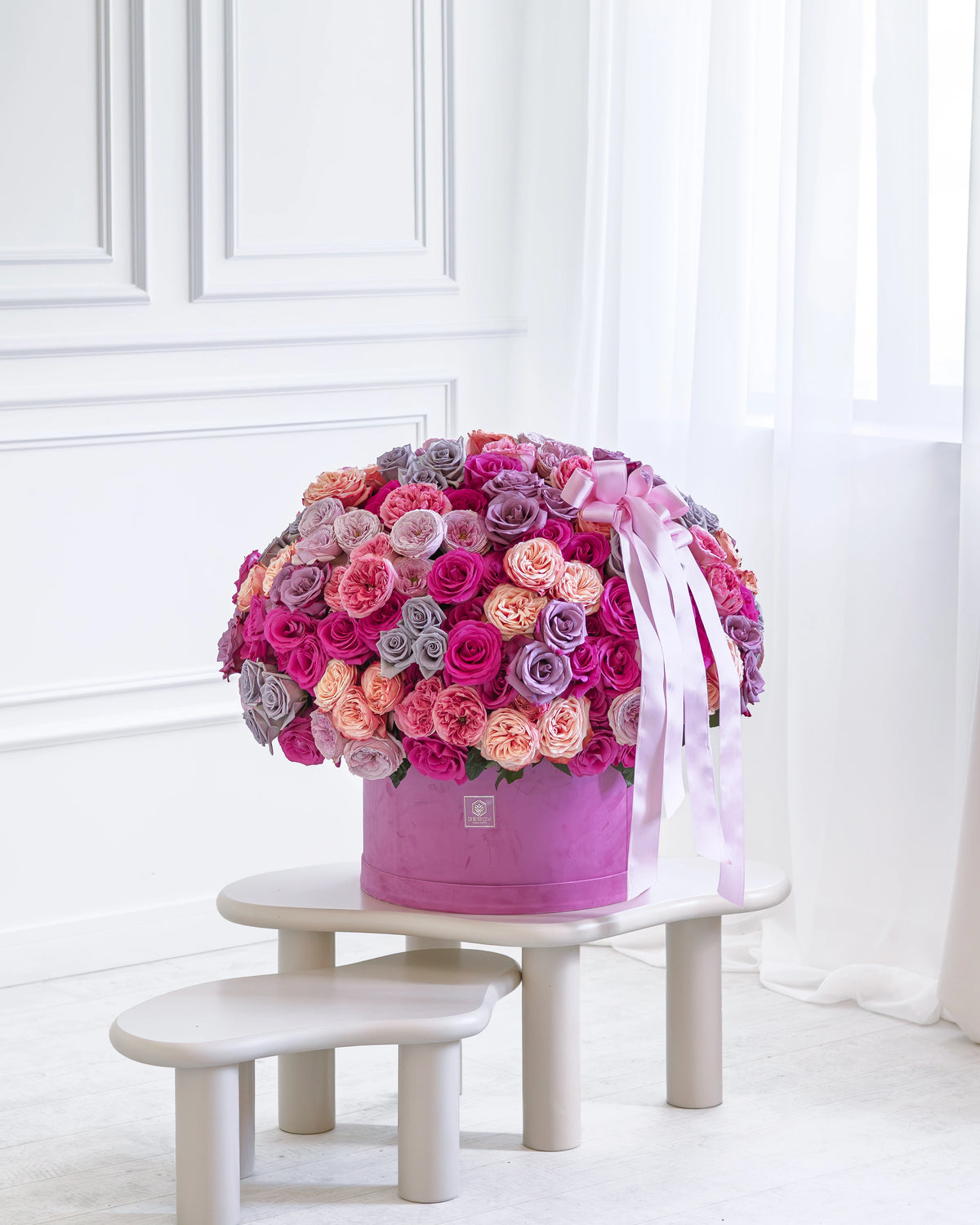 Кутия със 101–201 рози Vogue Deluxe No. 551 от GEBOV Flowers — снимка 4