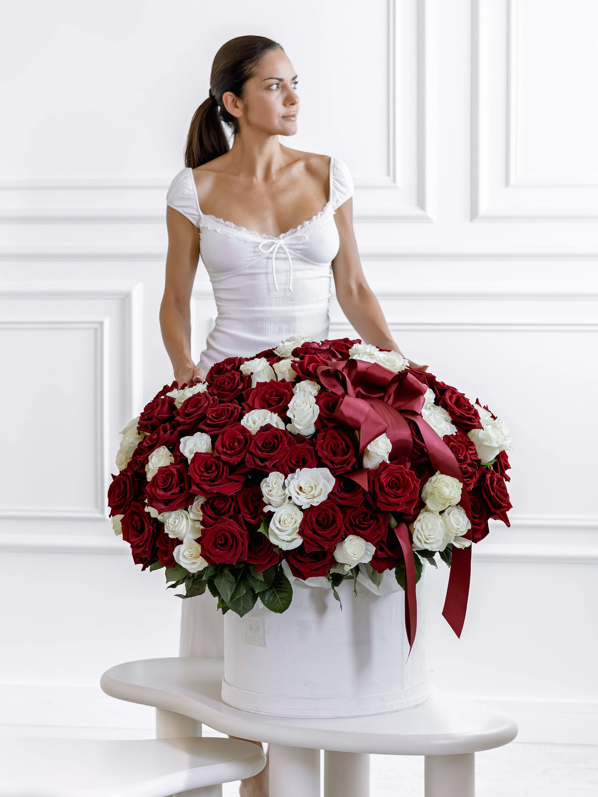 Кутия със 101–201 рози A Thousand Years Deluxe No. 552 от GEBOV Flowers — снимка 2