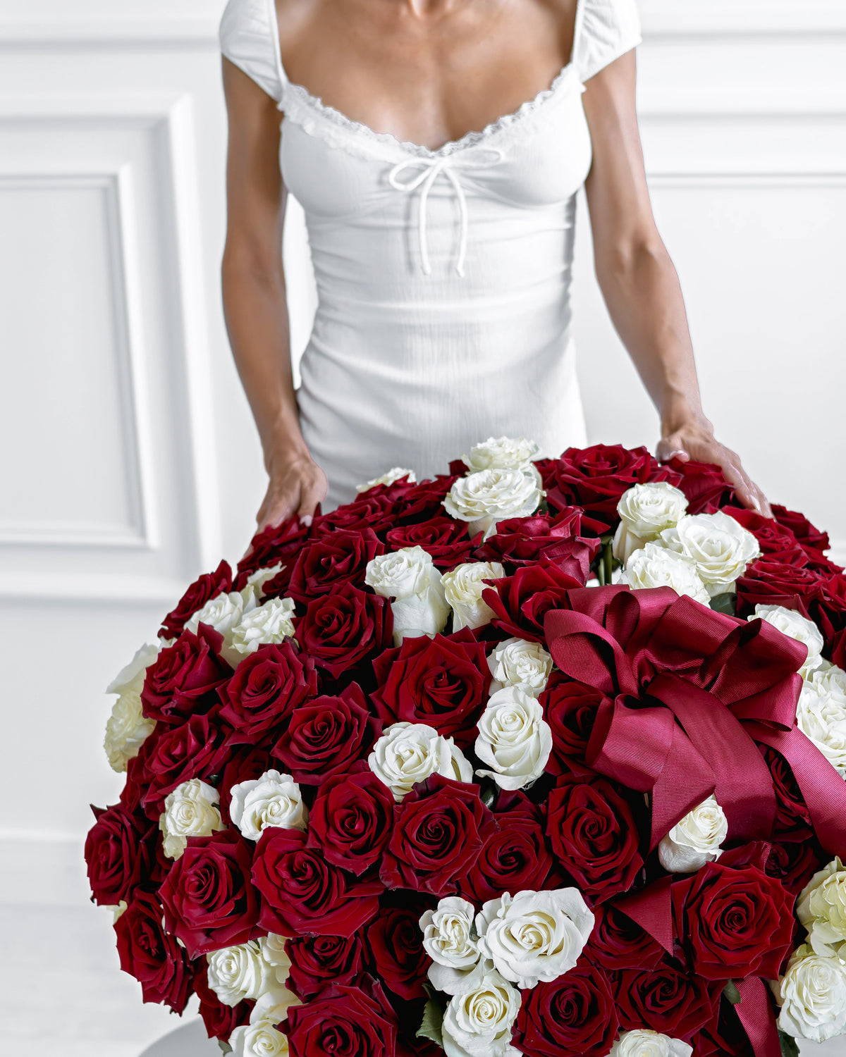 Кутия със 101–201 рози A Thousand Years Deluxe No. 552 от GEBOV Flowers — снимка 3