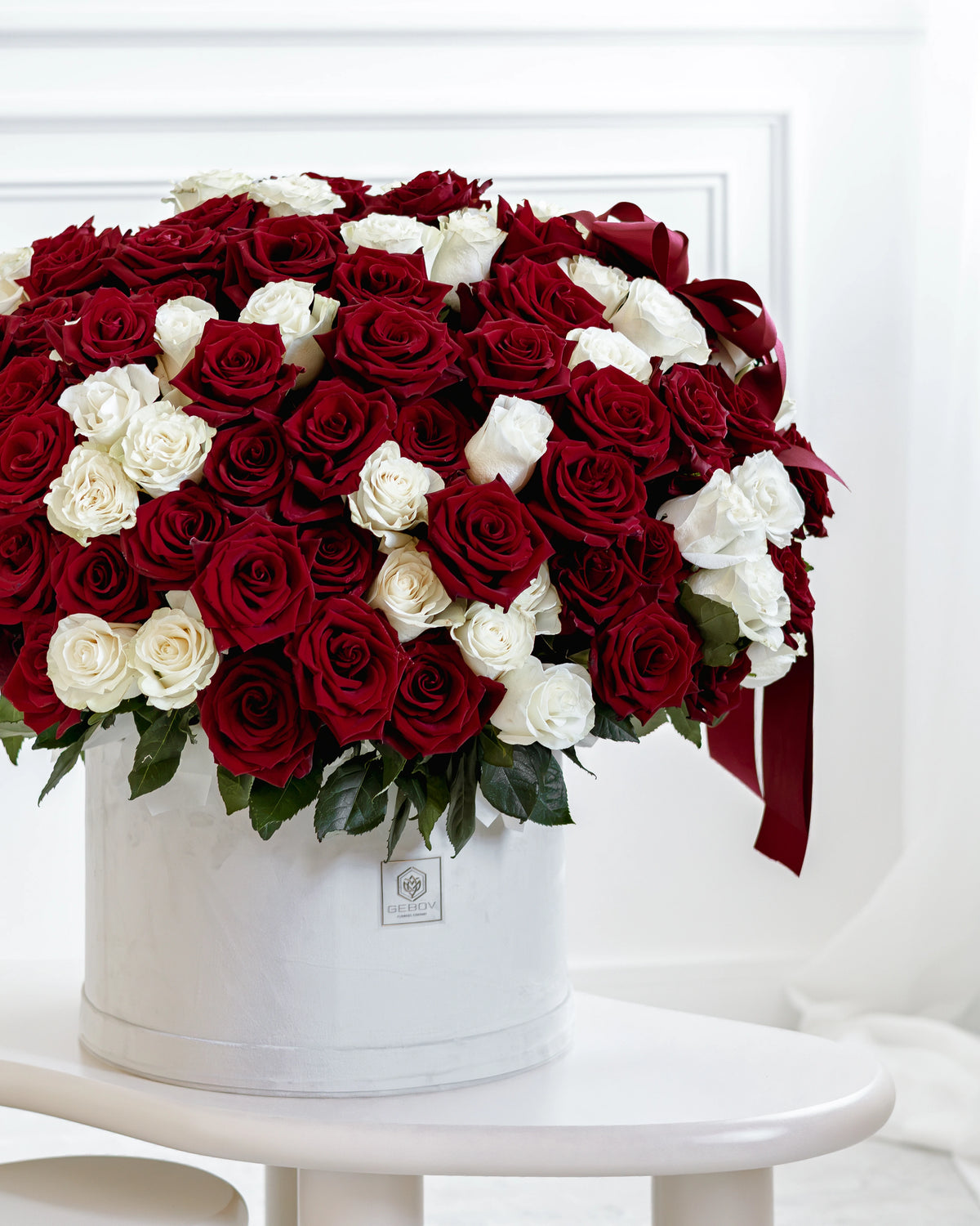 Кутия със 101–201 рози A Thousand Years Deluxe No. 552 от GEBOV Flowers — снимка 5
