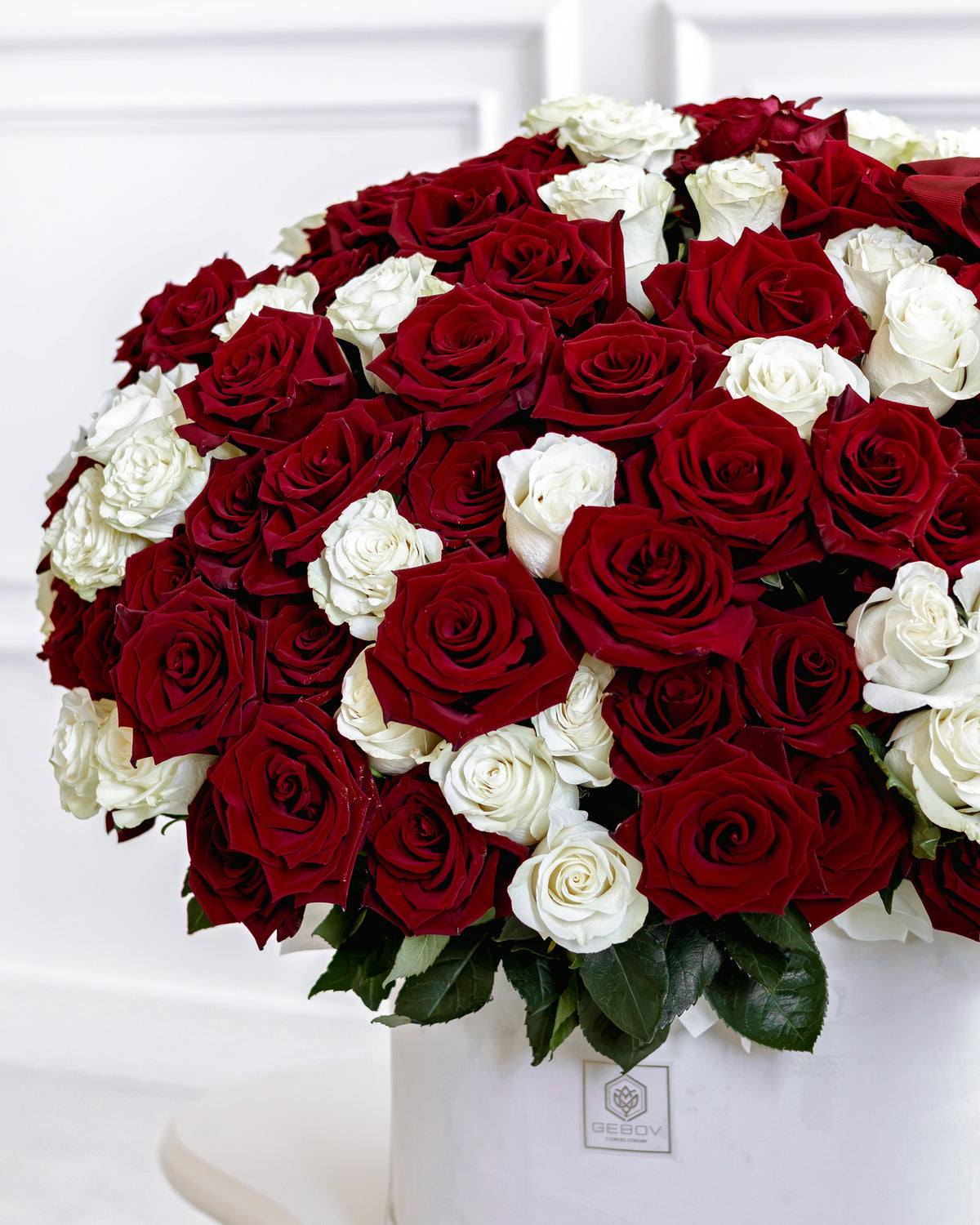 Кутия със 101–201 рози A Thousand Years Deluxe No. 552 от GEBOV Flowers — снимка 6