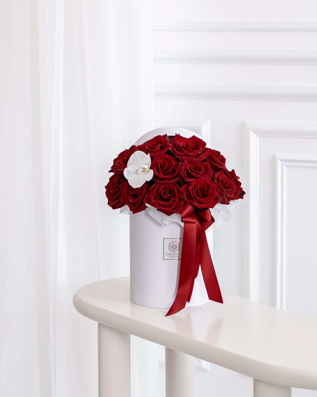 Кутия Explorer Signature No. 574 от GEBOV Flowers — Petite - елегантен жест