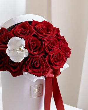 Кутия Explorer Signature No. 574 от GEBOV Flowers — Petite - елегантен жест