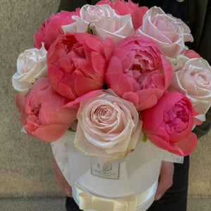 Кутия Амара No. 276 - Великолепна пролетна кутия, аранжирана със свежи божури и рози, с, доставка в София, снимка 2