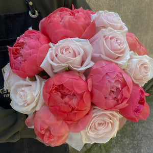 Кутия Амара No. 276 - Великолепна пролетна кутия, аранжирана със свежи божури и рози, с, доставка в София, снимка 3