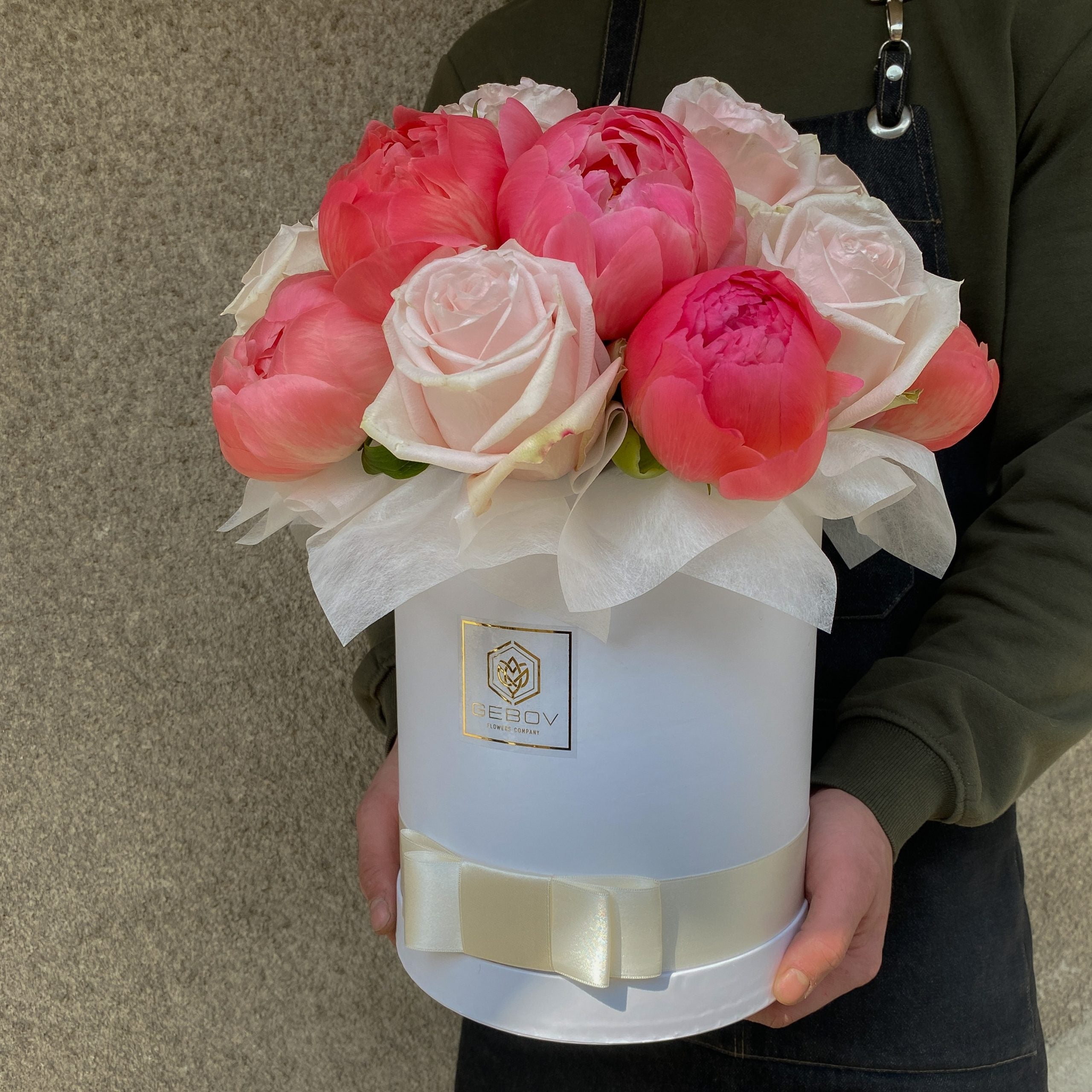 Кутия Амара No. 276 - Великолепна пролетна кутия, аранжирана със свежи божури и рози, с, доставка в София