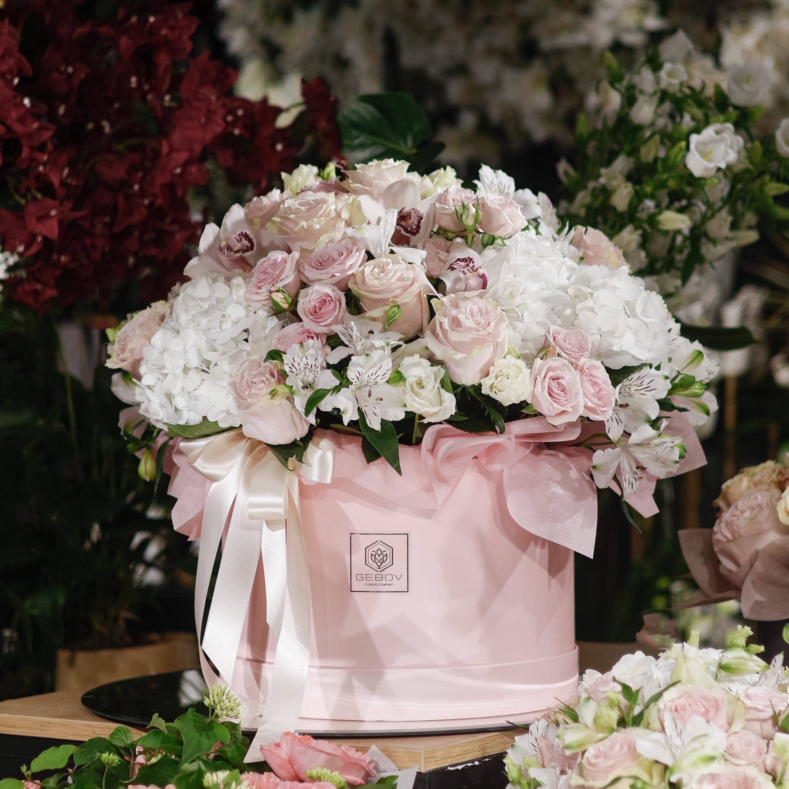 Кутия Елинор No. 313 - Открийте съвършенството с нашата изискана кутия, пълна с микс от, доставка в София