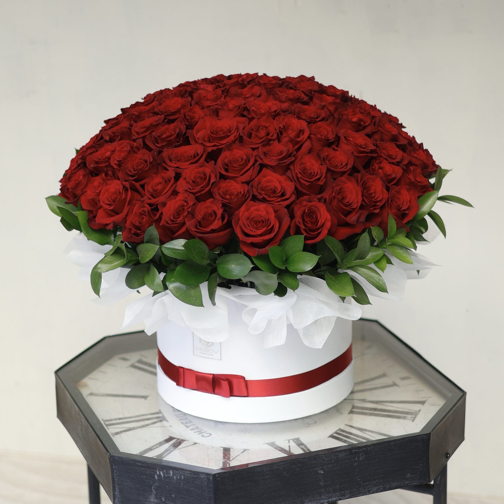 Кутия с 101 червени рози Nо. 312 - Потопете се в разкош и елегантност с нашата кутия, съдържаща 101, доставка в София