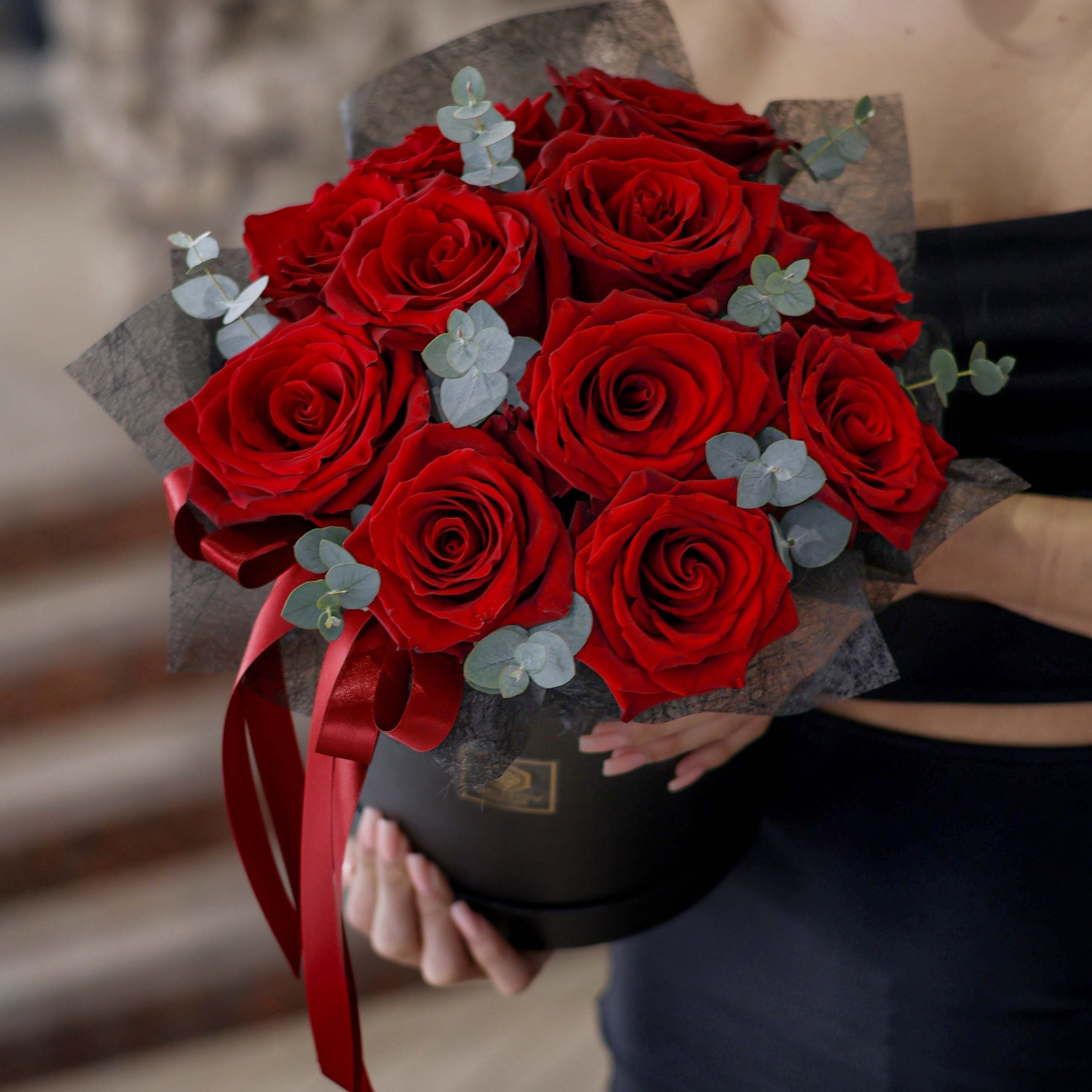 Кутия с червени рози Лоран Nо. 283 - Великолепна кутия с червени рози и евкалипт, доставка в София, снимка 2
