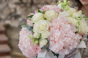 Кутия Катрин No. 287 - Стилна и изискана кутия цветя в бяло-розавата гама, доставка в София, снимка 2