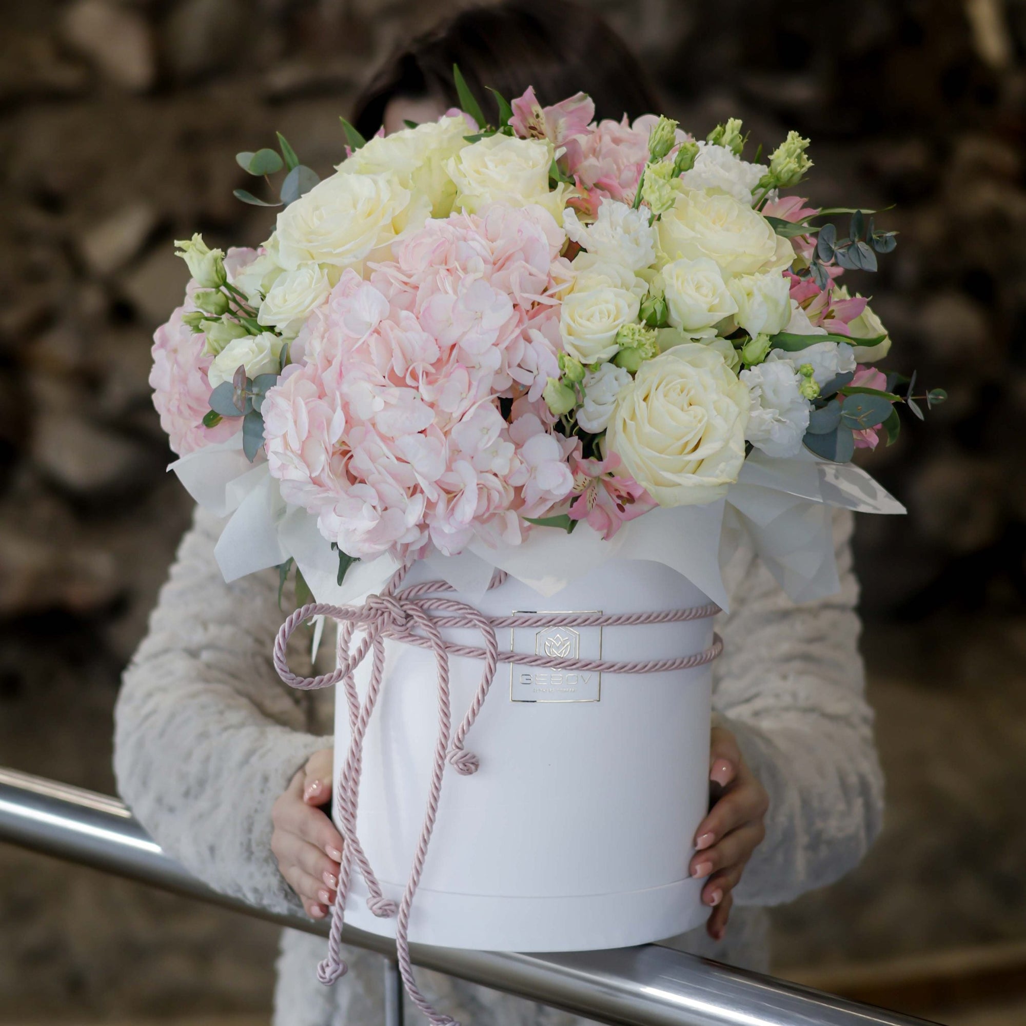 Кутия Катрин No. 287 - Стилна и изискана кутия цветя в бяло-розавата гама, доставка в София