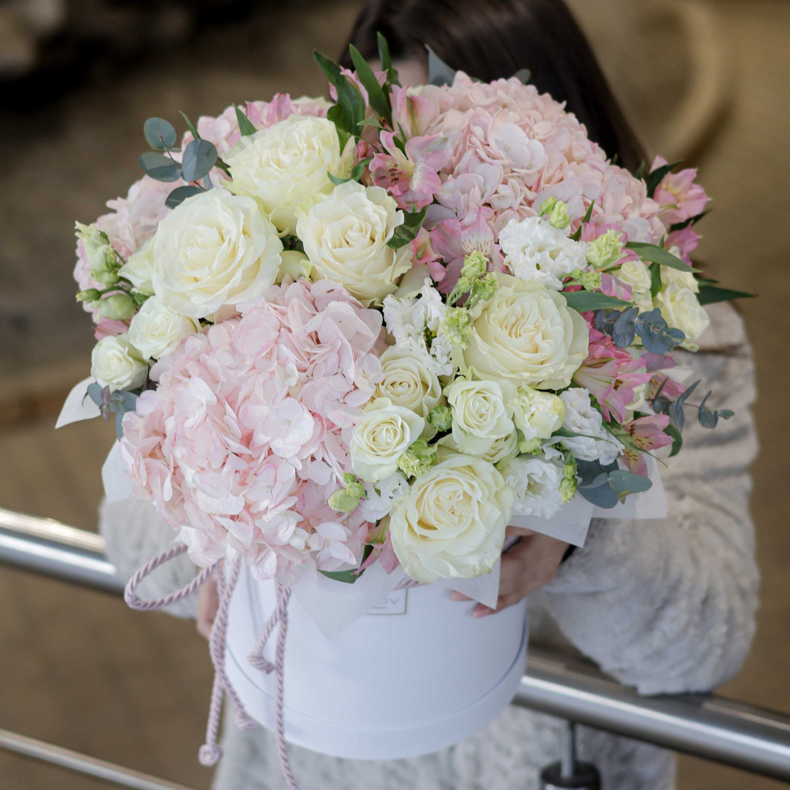 Кутия Катрин No. 287 - Стилна и изискана кутия цветя в бяло-розавата гама, доставка в София, снимка 3