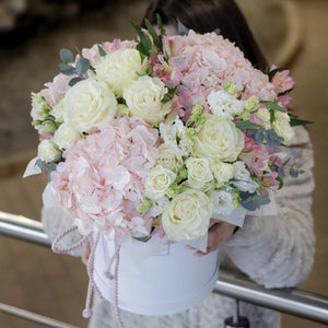 Кутия Катрин No. 287 - Стилна и изискана кутия цветя в бяло-розавата гама, доставка в София, снимка 3