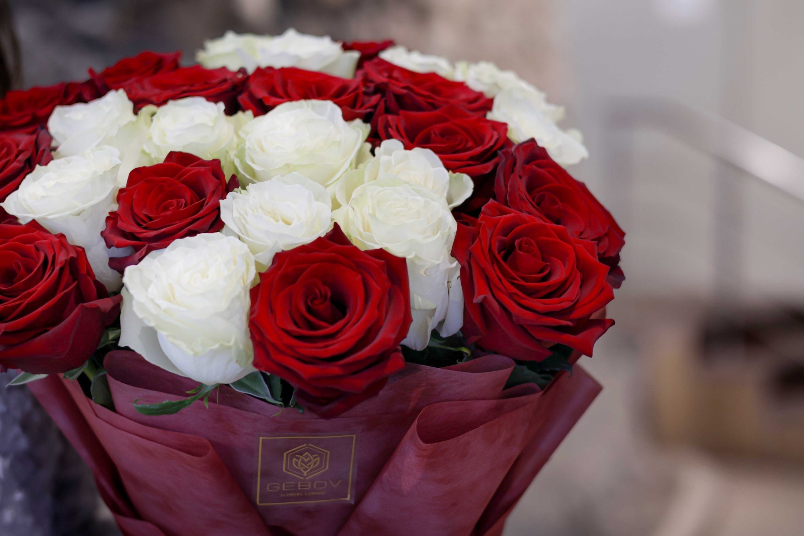 Букет от 25 бели и червени рози No. 282 - Красив и впечатляващ букет от 25 червени и бели рози в стилна, доставка в София