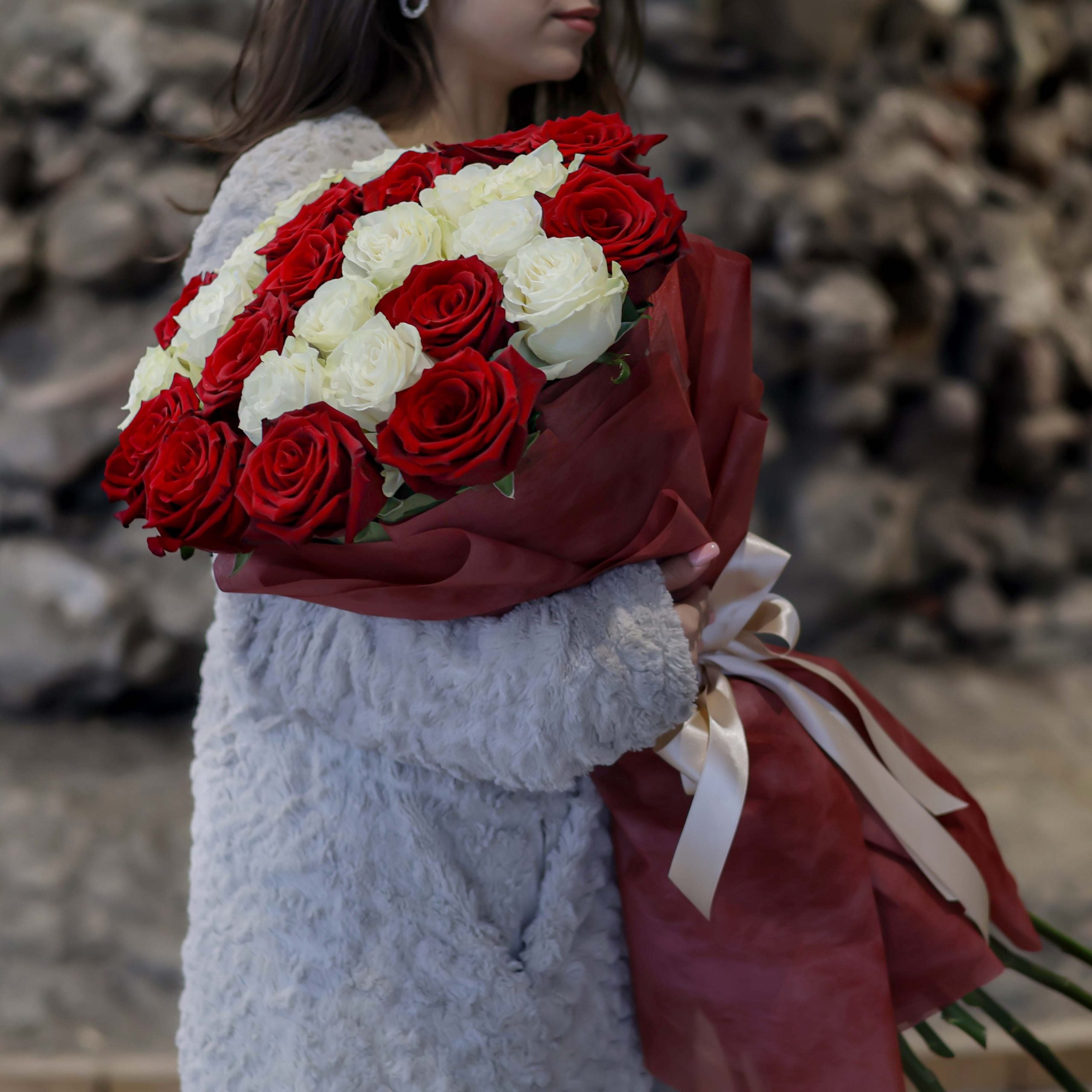 Букет от 25 бели и червени рози No. 282 - Красив и впечатляващ букет от 25 червени и бели рози в стилна, доставка в София