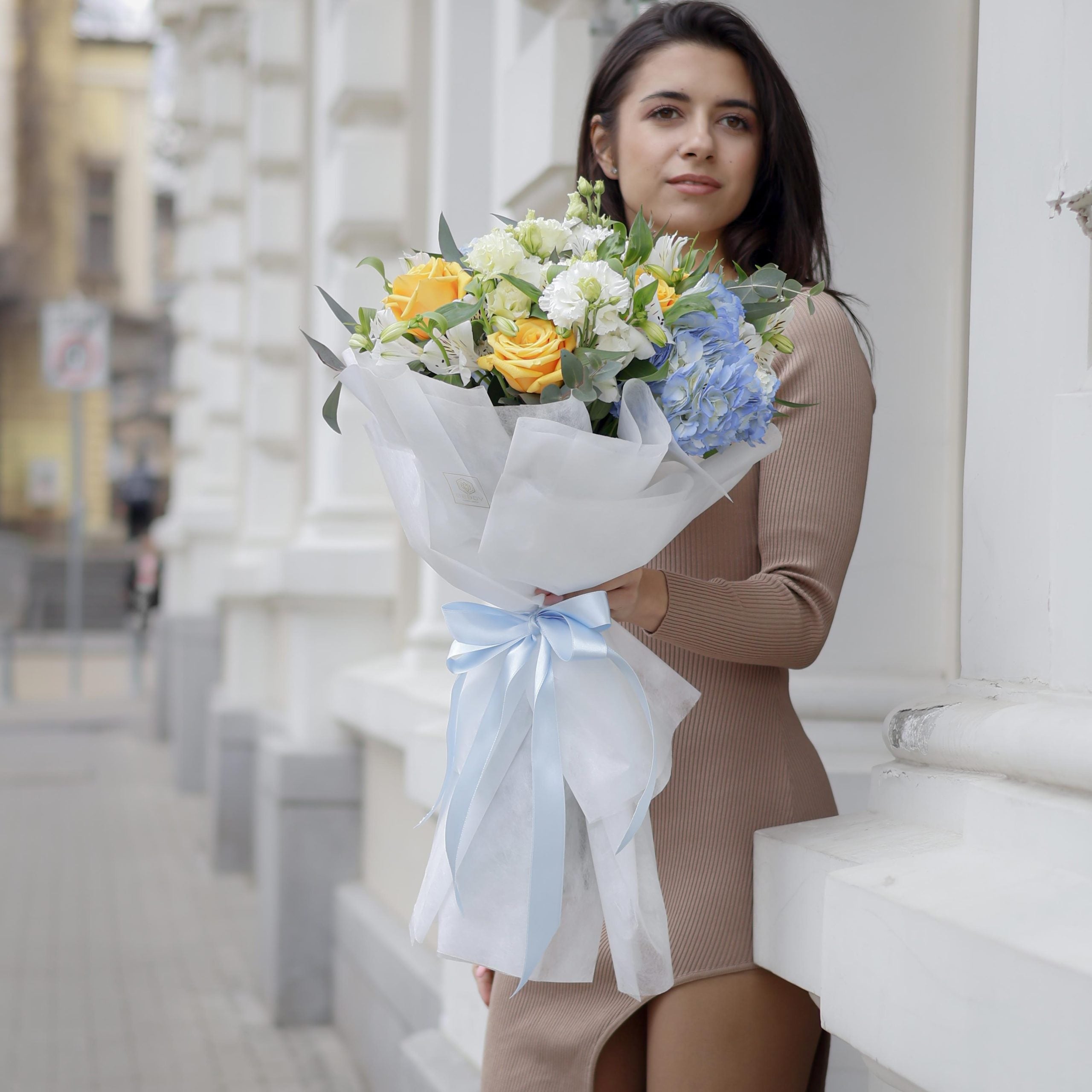 Букет Рита No. 240 - Прекрасен цветен букет с микс от рози, еустоми, хортензии, доставка в София, снимка 3