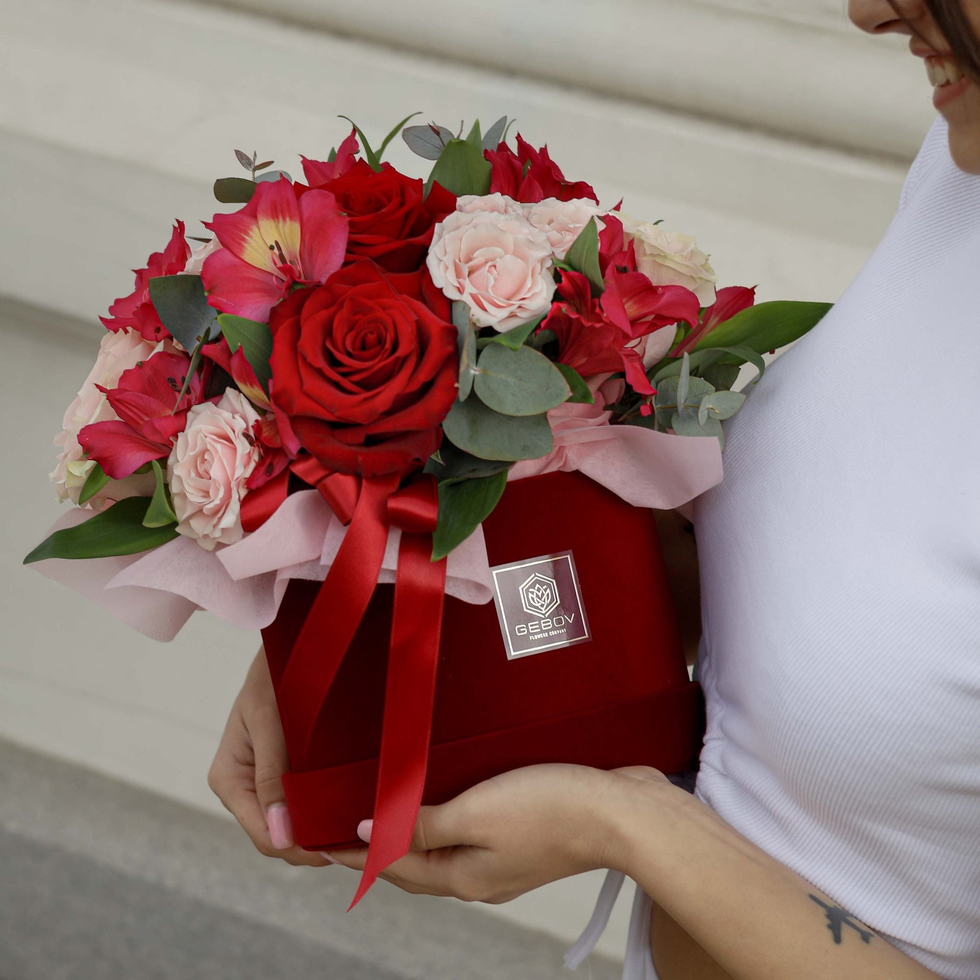 Кутия Уасаби No. 148 - Прекрасна кутия, аранжирана с рози, спрей рози и алстромерия!, доставка в София