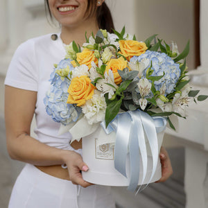 Кутия Ла Бетина No. 123 - Прекрасна кутия с нежни хортензии, рози и еустоми в пролетна гама, доставка в София