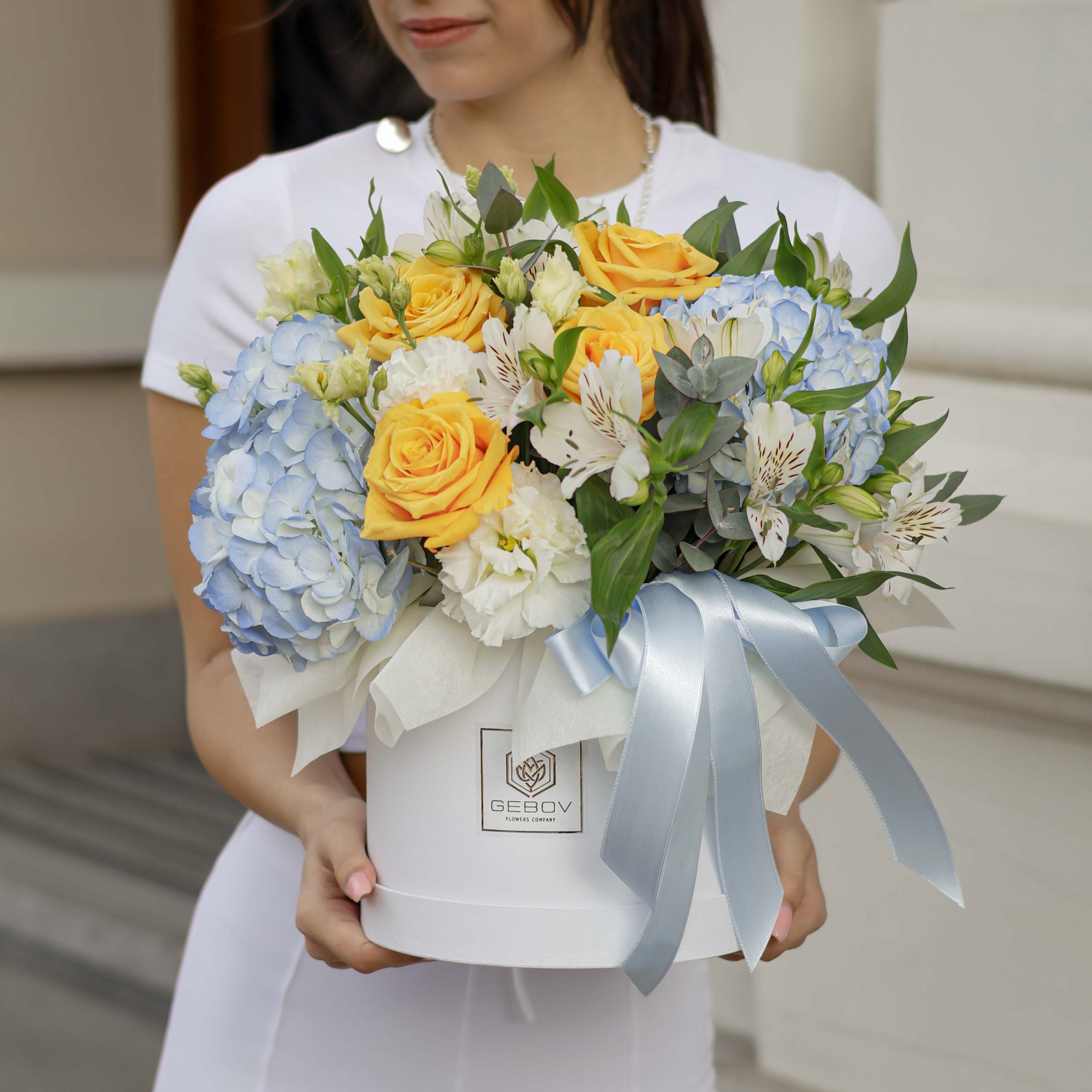 Кутия Ла Бетина No. 123 - Прекрасна кутия с нежни хортензии, рози и еустоми в пролетна гама, доставка в София, снимка 2