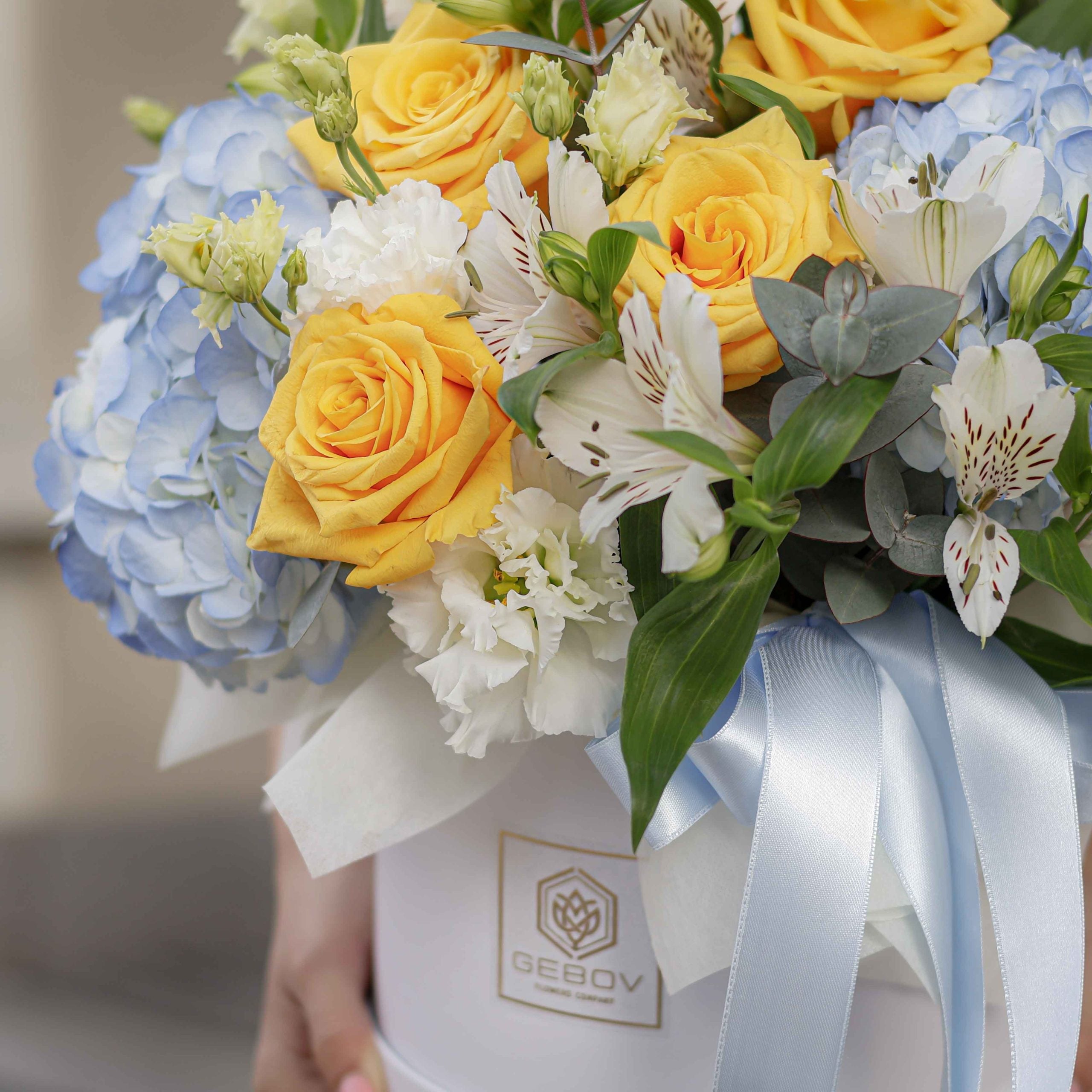 Кутия Ла Бетина No. 123 - Прекрасна кутия с нежни хортензии, рози и еустоми в пролетна гама, доставка в София, снимка 3