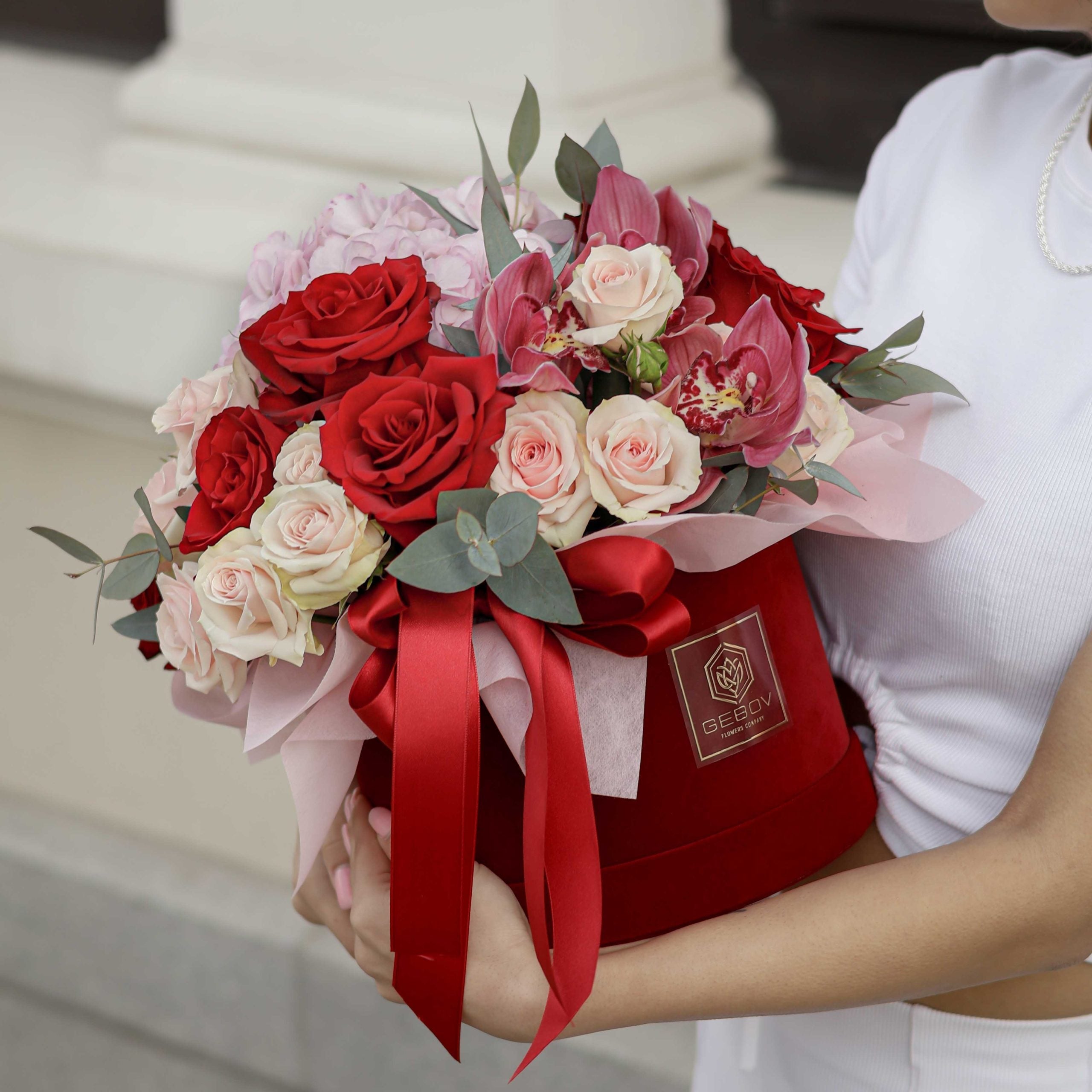 Кутия Бургунди No. 147 - Кутия Бургунди в елегантна цветна аранжировка, доставка в София, снимка 2