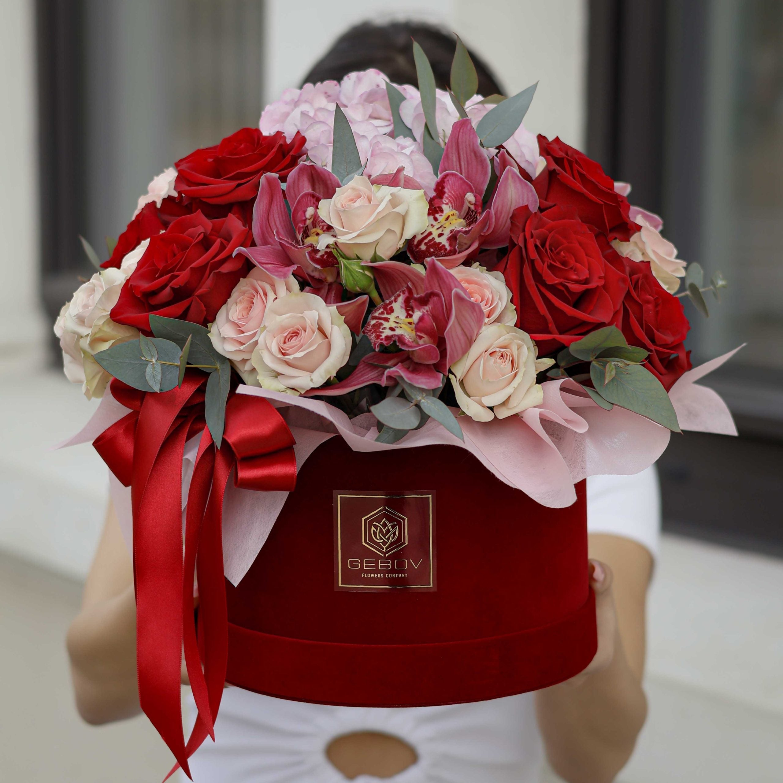 Кутия Бургунди No. 147 - Кутия Бургунди в елегантна цветна аранжировка, доставка в София